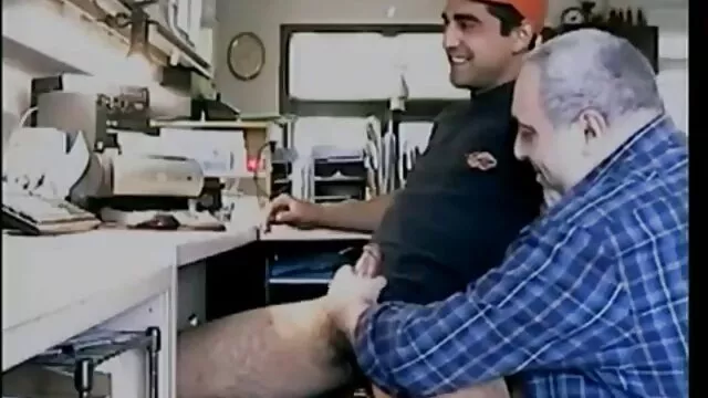Porno Geen registratie  De stiefmoeder neemt leden van pornosexfilms stiefkinderen.