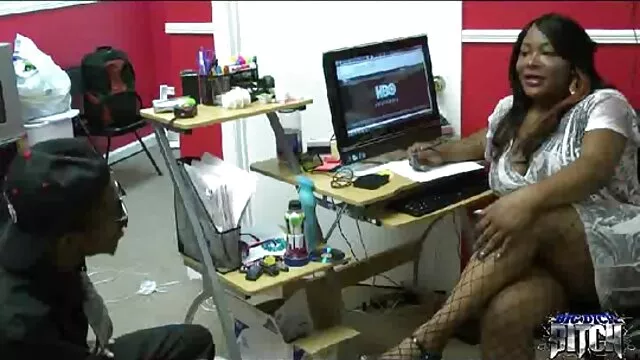 Porno Geen registratie  De baas gratis sex film xxx neukte echt blond op kantoor.