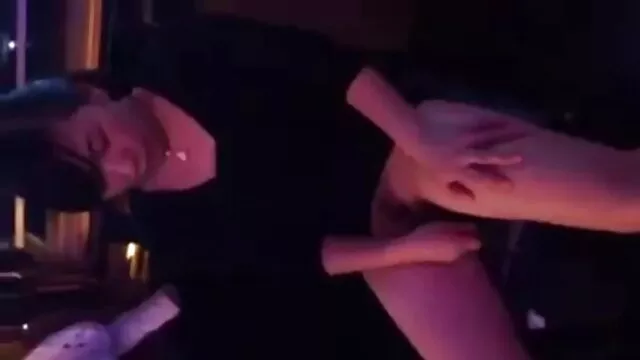 Porno Geen registratie  Een man trekt de blonde pornofilms tieners in anale seks.