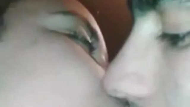 Porno Geen registratie  Dansers die op de stiekem sex film bank knutselen.