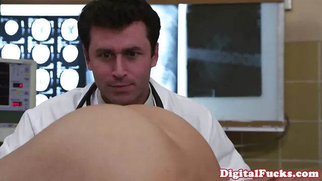 Porno Geen registratie  Hete brunette die gratis pornofilms kijken aan een lul zuigt.