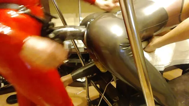 Porno Geen registratie  Rij op een harde pornofilm mooie buste van de beroemde rijdende penis