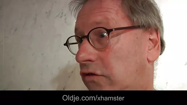 Porno Geen registratie  Twee Russische mannen en een blond haar triootje op een chantal janzen sexfilm dronken feestje.