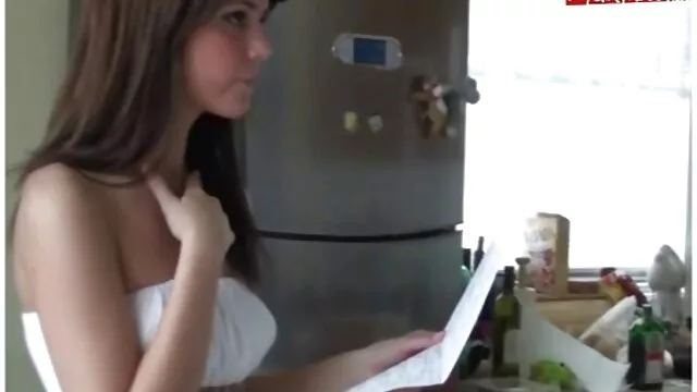 Porno Geen registratie  Vrouwen Moldavië in rode jurk spreidt sexfilm buurvrouw haar dijen en masturbeert Manda