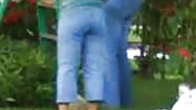 Porno Geen registratie  Een zwarte man sexfilm orgie sloeg een bruinharige vrouw in de rug met de grote kip.